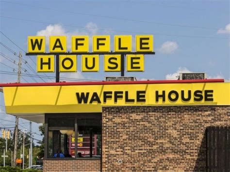 Police Naked Murder Suspect Captured After She Waved Gun Inside Waffle