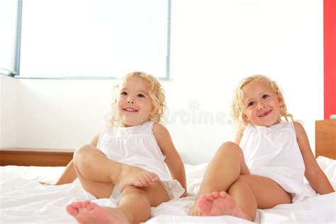 Duas Meninas Bonitas Que Levantam Na Cama Imagem De Stock Imagem De Cute Pequeno 79045457