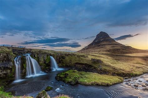 Kirkjufellsfoss Wasserfall Und Kirkjufell Berg Morgens Stockfoto Bild