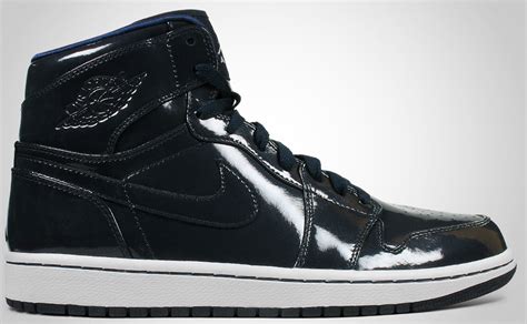 The shoe's upper is built with a mix of mesh and patent leather, all finished in black, save for the. Air Jordan 1 High : The Definitive Guide To Colorways ...