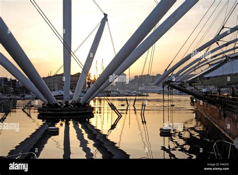 Bigo Por Renzo Piano En El Viejo Puerto De Porto Antico Genova Liguria