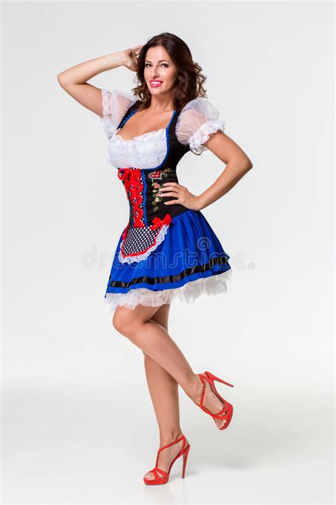 Giovane Cameriera Di Bar Sexy Di Oktoberfest Portando Un Vestito Bavarese Tradizionale Grandi