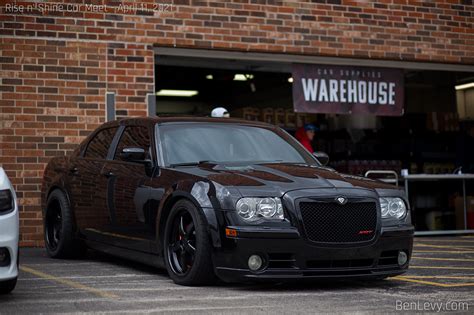 Black Chrysler 300 Srt8