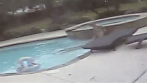 watch five year old save drowning mom after seizure
