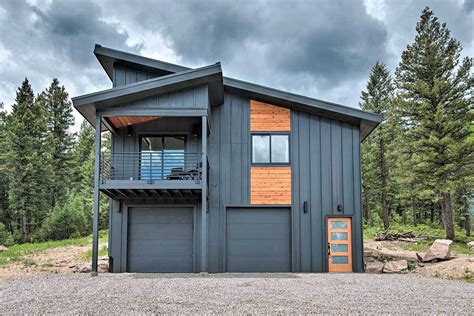 Modern Garage With Loft Apartment