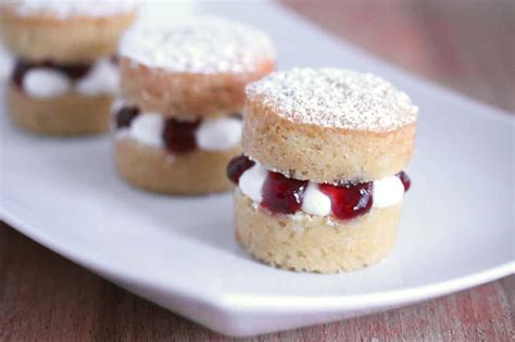 Mini Victoria Sponge Cakes A Taste Of Britain The Daring Gourmet