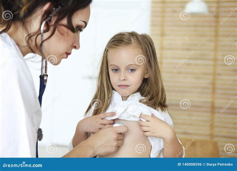 Niña De Examen Del Pediatra Foto De Archivo Imagen De Herramienta