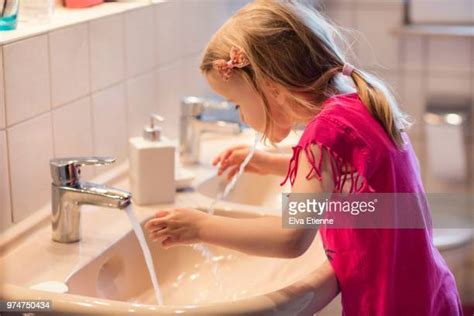 Girl Spitting Photos Et Images De Collection Getty Images