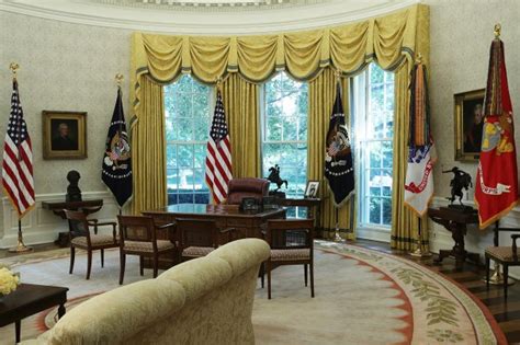The private office of the president of the us, a large oval room in the white house | meaning, pronunciation, translations and examples. Trump or Obama: Who decorated the Oval Office better?
