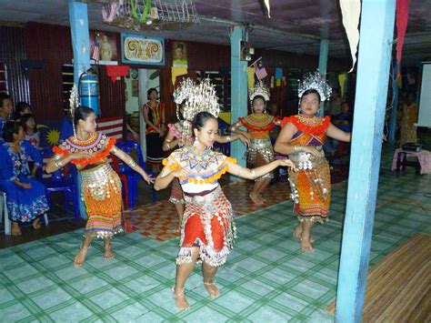 Orang iban ialah satu kaum yang tinggal di bahagian barat laut kepuluan bomeo. Kampung Budaya Sarawak :): Tarian Kaum Iban