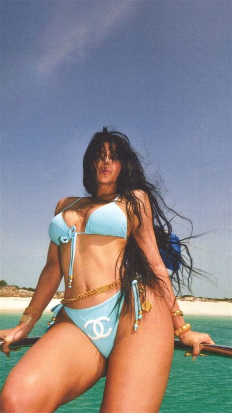 Así vimos a Kylie Jenner con su Sexy bikini azul Magazine Skape