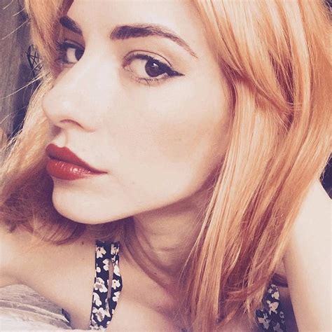 lisa veronica shares her incredible hair transformation as she goes from a chocolate cropped
