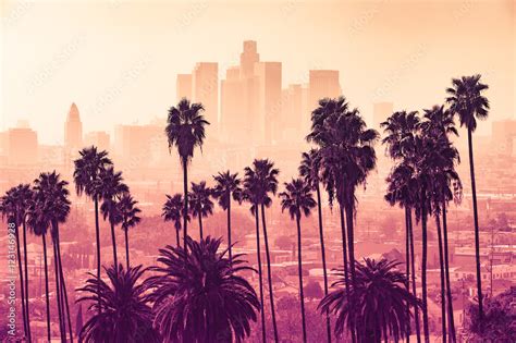 Los Angeles Skyline With Palm Trees In The Foreground Foto De Stock