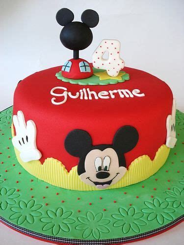 Z tohoto dětského dortu je možné nakrájet 14 porcí. Mickey Mouse Birthday Cake Mickey Mouse Birthday Cake For ...