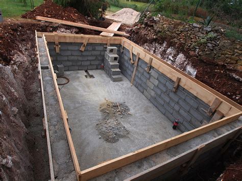 Vous pouvez choisir de construire une traditionnelle piscine maçonnée en béton, mais il existe aussi des piscines enterrées en kit. Construire sa piscine en béton - GuideBeton.com