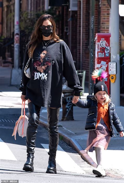 West shares daughters north , 7½, and chicago , 3, and sons saint , 5. Irina Shayk Kanye West France / Kanye West olvida de Kim y ...