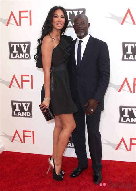 Kimora Lee Simmons Y Djimon Hounsou Posando En El Photocall De Los