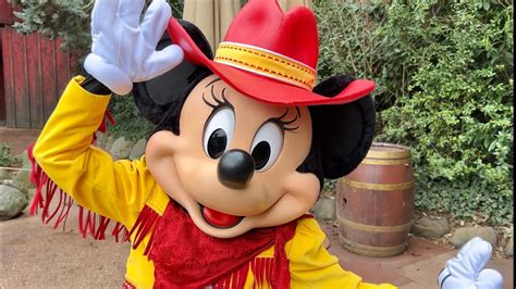 We Meet Cowgirl Minnie Mouse At Disneyland Paris Near Cowboy Cookout In