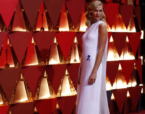 Oscars Karlie Kloss Teases Nipples As She Goes Braless In Daringly Clingy Dress