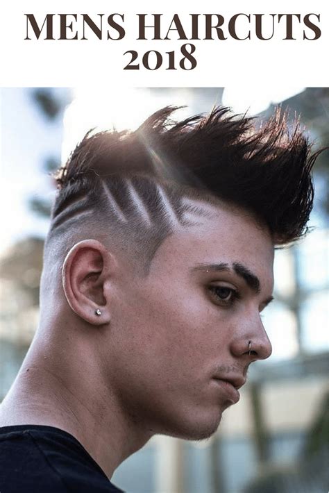 Cristiano ronaldo aime expérimenter avec ses regards et conserve son style de coiffeur occupé sur son département de cheveux tous les deux mois.pour quelqu'un bénis avec des charges de talent et de confiance , il. Pin on Cheveux