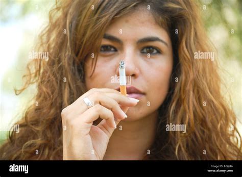 Frau Schminken Zigarette Fotos Und Bildmaterial In Hoher Auflösung Alamy