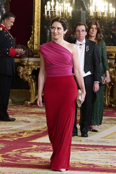 La Elegante Reina Letizia Y Una Sensual Isabel D Az Ayuso Destacan En