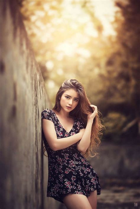 Pin By Khayleesi On Work It Portrait Photography Women Photography Poses Outdoor Portrait