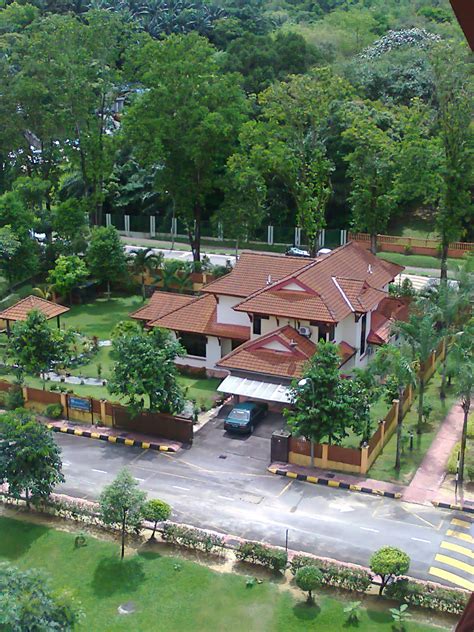 Now served as hostel for students in university malaysia pahang (ump). R.A.S.H.D.A.N: Kolej Kediaman Raja Dr. Nazrin Shah