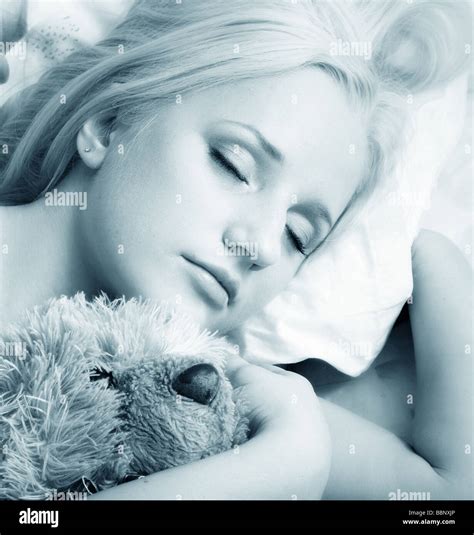 La Belle Jeune Fille Dort Dans Le Lit Photo Stock Alamy