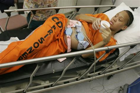 15 photos that show the life of pregnant women in prison