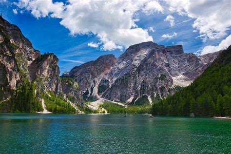 Vue Stupéfiante De La Turquoise Lago Di Braies Lake Ou Pragser Wildsee