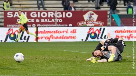 Salernitana Crotone 0 2 Le Pagelle Dei Granata Ottopagine It Salerno