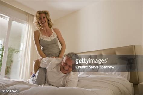 Couple Dâge Mûr Lutte Sur Lit Photo Getty Images