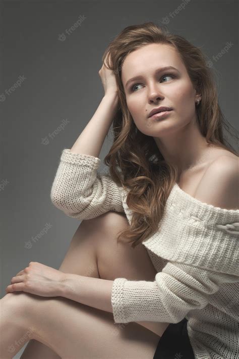 portrait d une belle jeune fille blonde dans un pull blanc photo premium