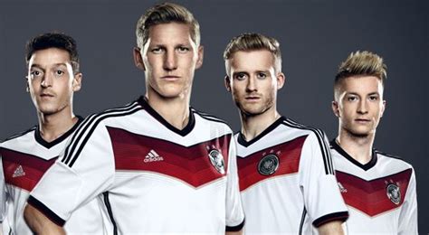 Hier ist das neue trikot von deutschland für die fifa weltmeisterschaft 2018. Das ist das neue Trikot der Nationalmannschaft für die WM ...