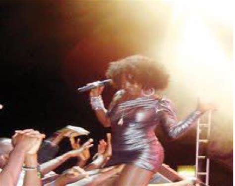 Photo Female Singer Allow Fans Touch Her Private Part On Stage