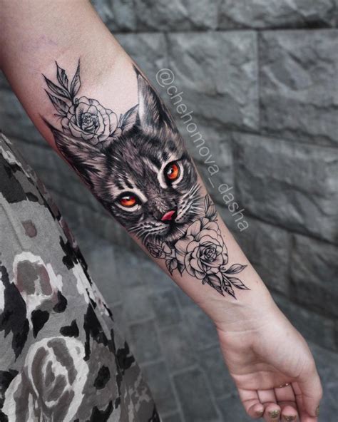 tatouage réaliste de tête de chat gris aux yeux orange avec fleurs tatouage chat tatouage