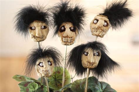 19 Simple And Cheap Diy Halloween Decorations For 2023 Juelzjohn
