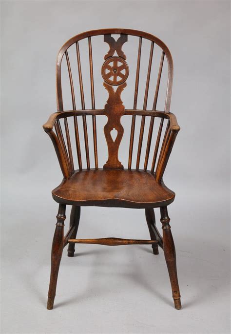 Bunyard's design features a continuous c shaped gallery of eighteen spindles, each of which tapers upward towards the continuous back. 19th Century English "Wheel Back" Windsor Chair For Sale ...