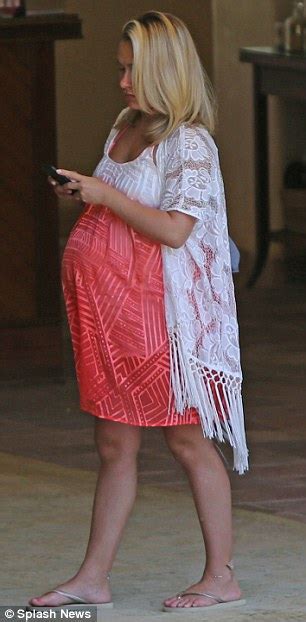 hayden panettiere shows off her bikini body at eight months pregnant daily mail online