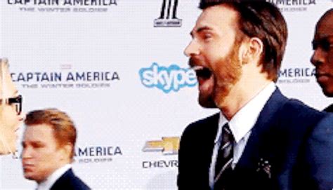 Chris Evans Laughing Is Everything You Need Today Chris Evans Capitão