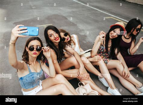 Fünf Schöne Junge Mädchen Entspannen Stockfoto Bild 101562773 Alamy