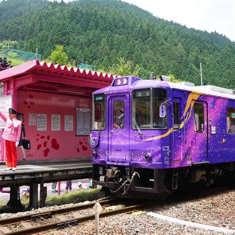 Stasiun Kereta Api Koi Yamagata Di Jepang Berwarna Pink Yang Gemesin