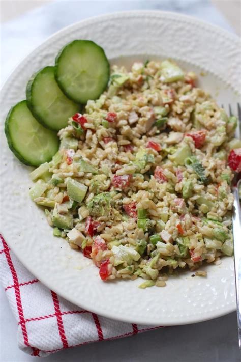 Chill volgens de verpakking bevat deze maaltijdsalade kruidige falafel, couscous, veldsla, rucola de verkoopprijs is €4,49 en je koopt hem dus bij de albert heijn. Maaltijdsalade met rijst en gerookte kip in 2020 (met ...