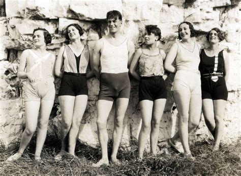 33 Interesting Vintage Photographs Capture Womens Swimwears In The