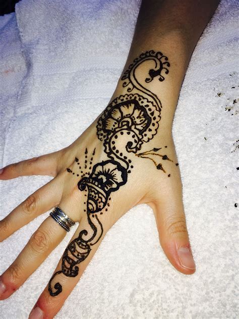 Henna hand tattoo. @jessicabrodt0 | Hand henna, Henna hand tattoo, Hand tattoos