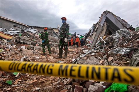 In Pictures Aftermath Of The Deadly Indonesia Earthquake Earthquakes