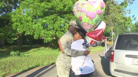 Watch Ga Soldier Surprises Mom With Early Homecoming From Iraq Abc7 Chicago