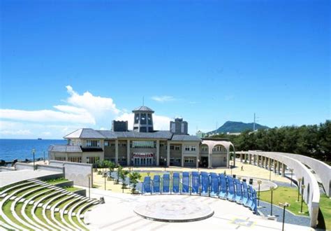 Jun 29, 2021 · 旗津海岸為高雄重要光觀景點之一，市府在沿線規劃了踩風大道、彩虹教堂、貝殼館、露營區及越野單車練習場等設施，並設置單車步道貫穿整個. 旗津海岸公園 - bluezz旅遊筆記本 mobile