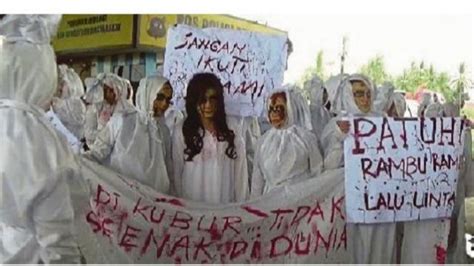 Pocong Dan Kuntilanak Gentayangan Di Jalan Raya